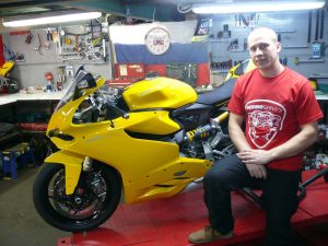 Желтый Ducati Panigale